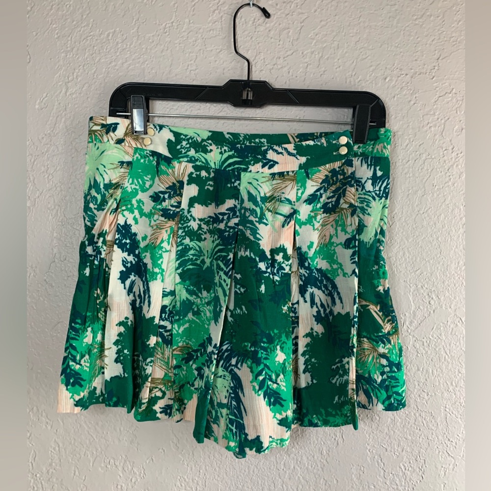 Anthropologie pleated cute short/ skort. Size 4. side zip green print